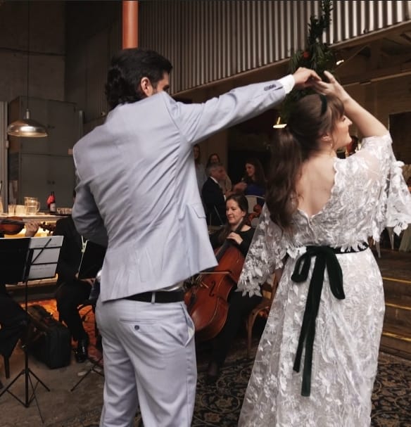 Casal dançando confortavelmente