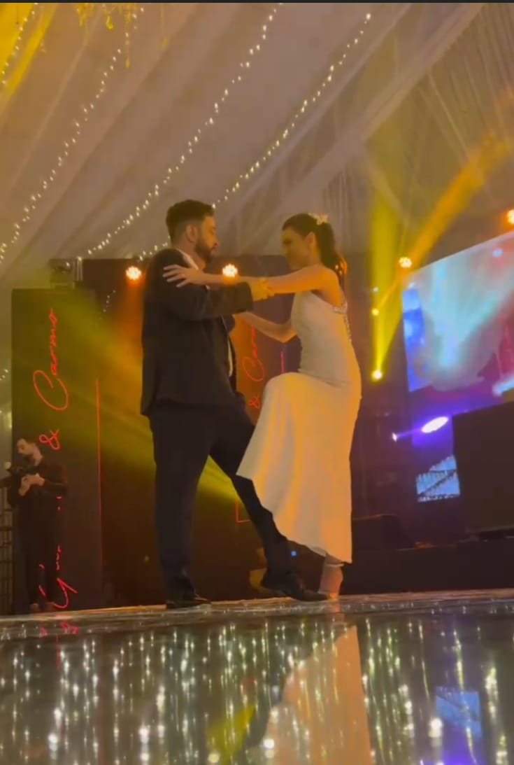 Casal feliz após coreografia