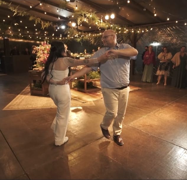 Casal dançando em momento romântico