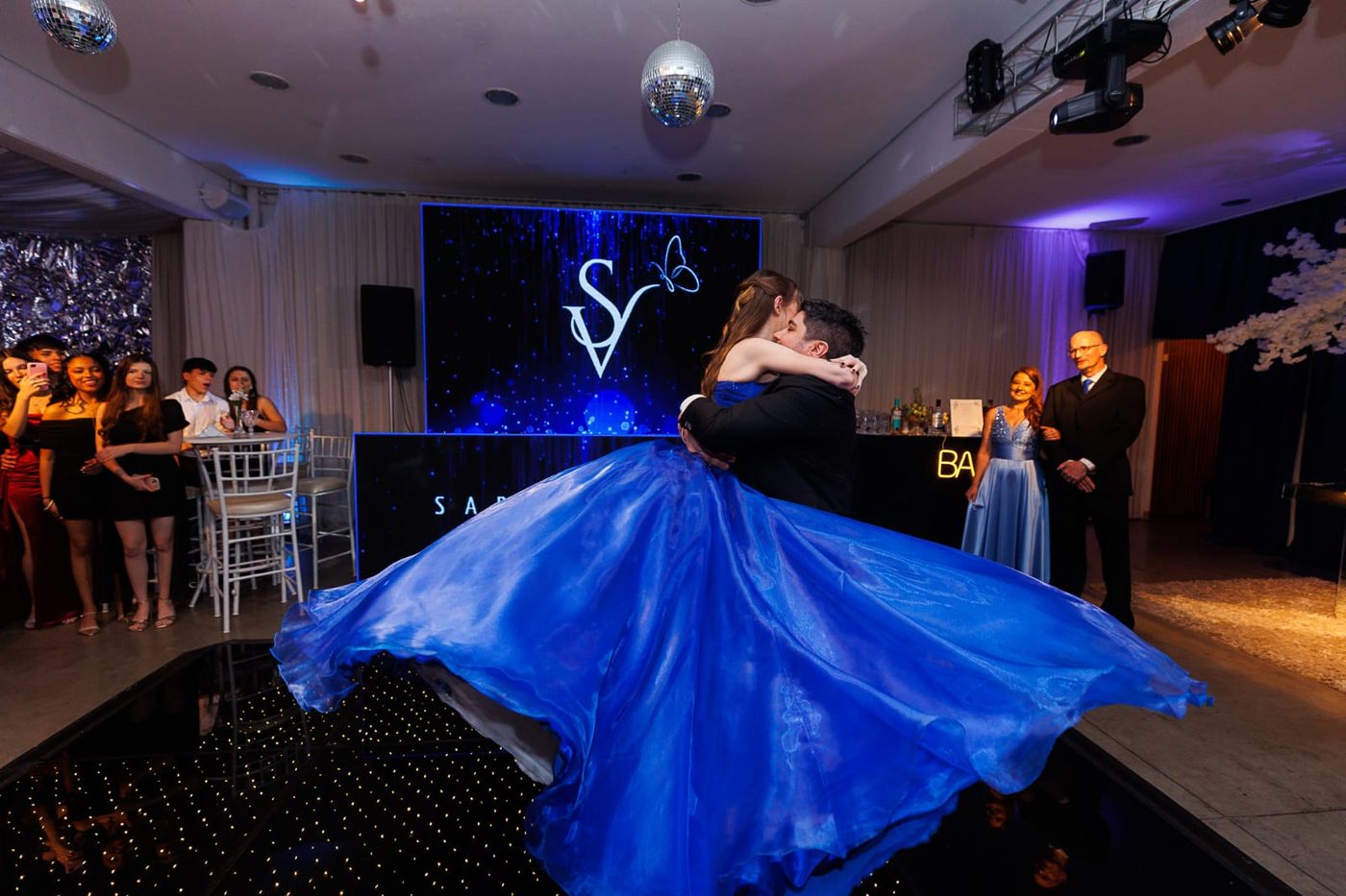 Debutante em giro com vestido azul