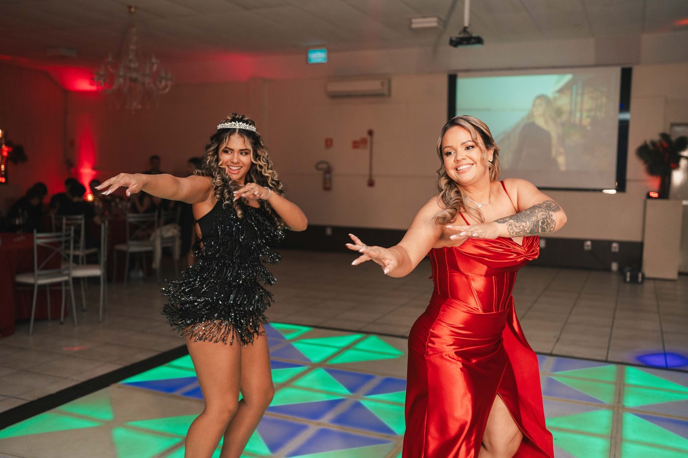 Debutante e amigas na abertura de pista