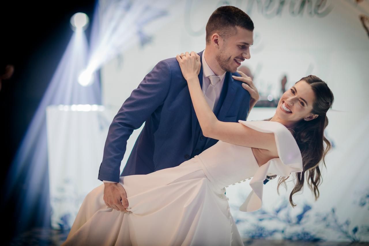 Noivo levantando a noiva durante a dança