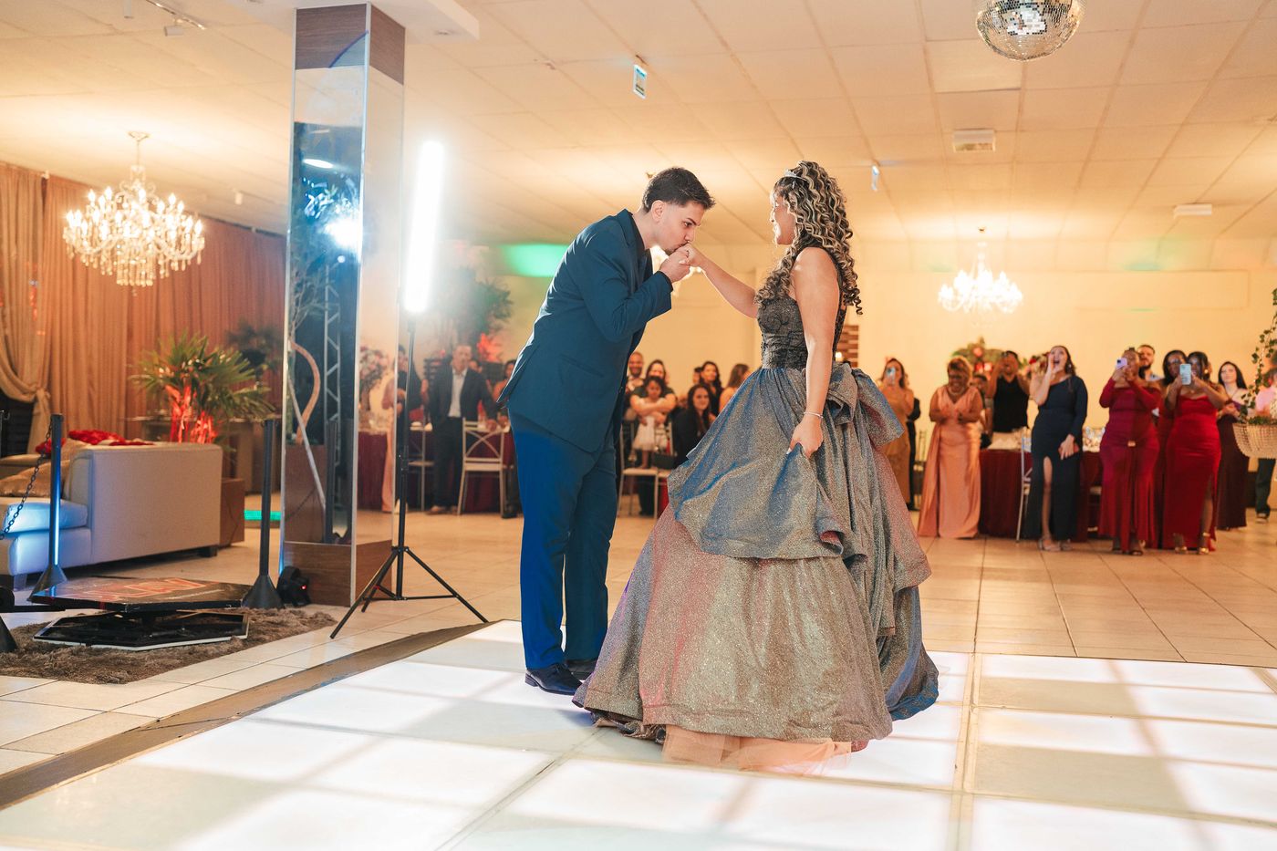 Debutante girando na valsa