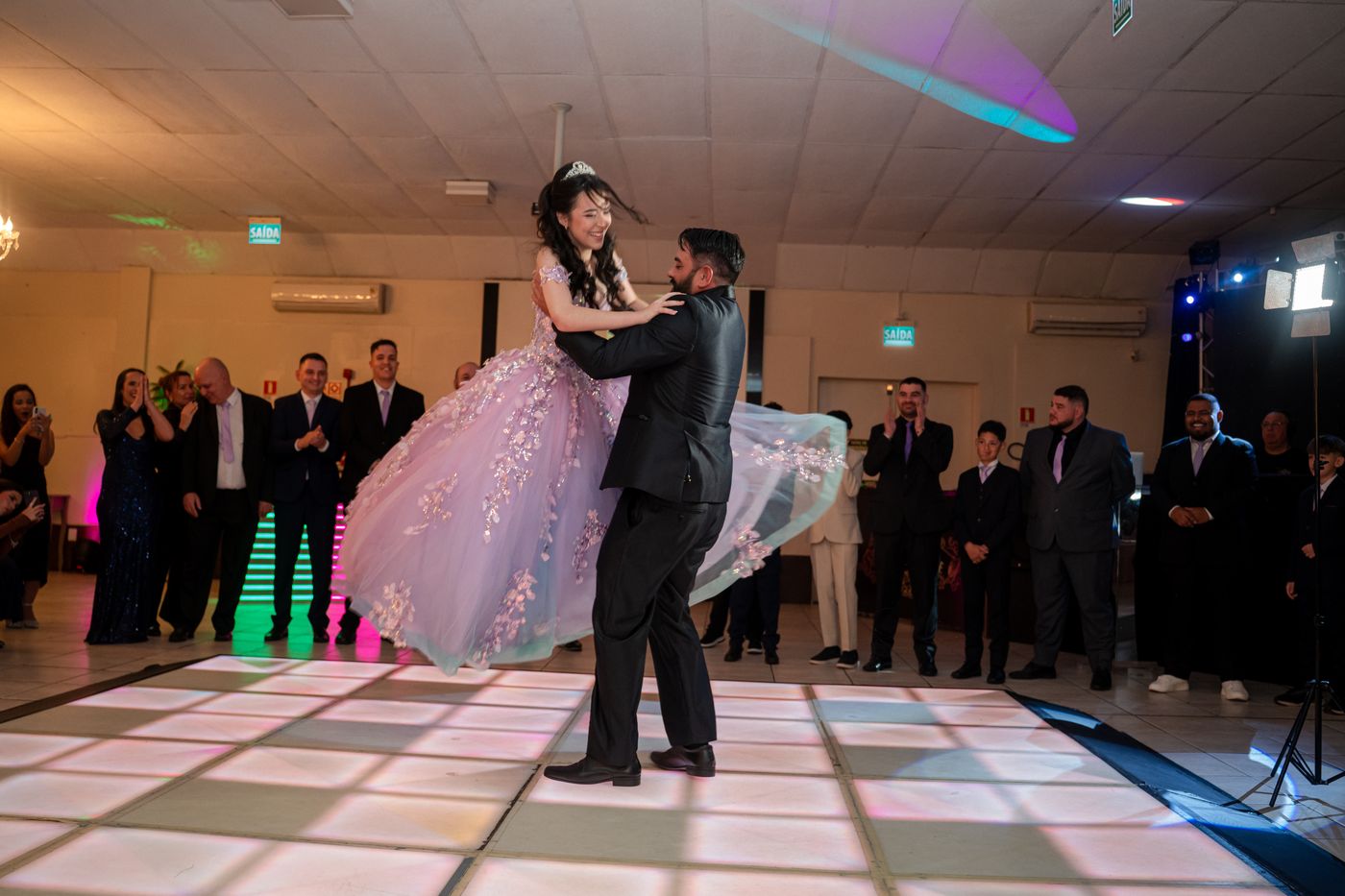 Debutante dançando a valsa com o pai