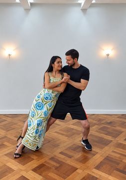 Pessoas dançando ao ritmo da música