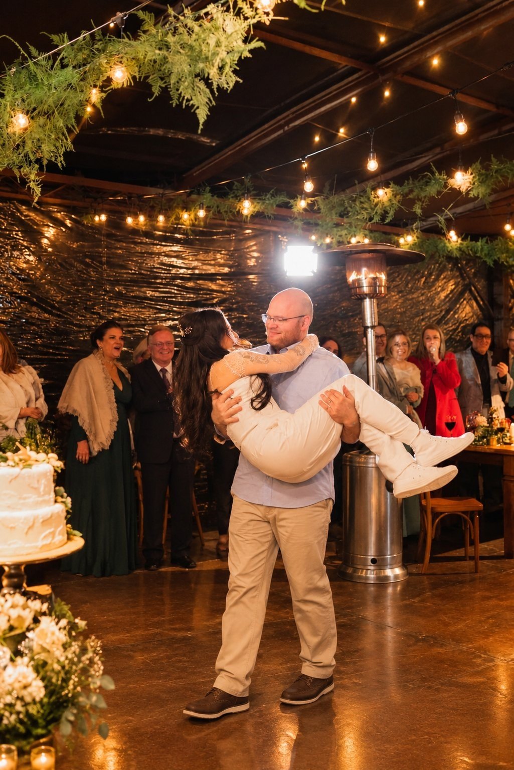 Casal dançando ao som de orquestra