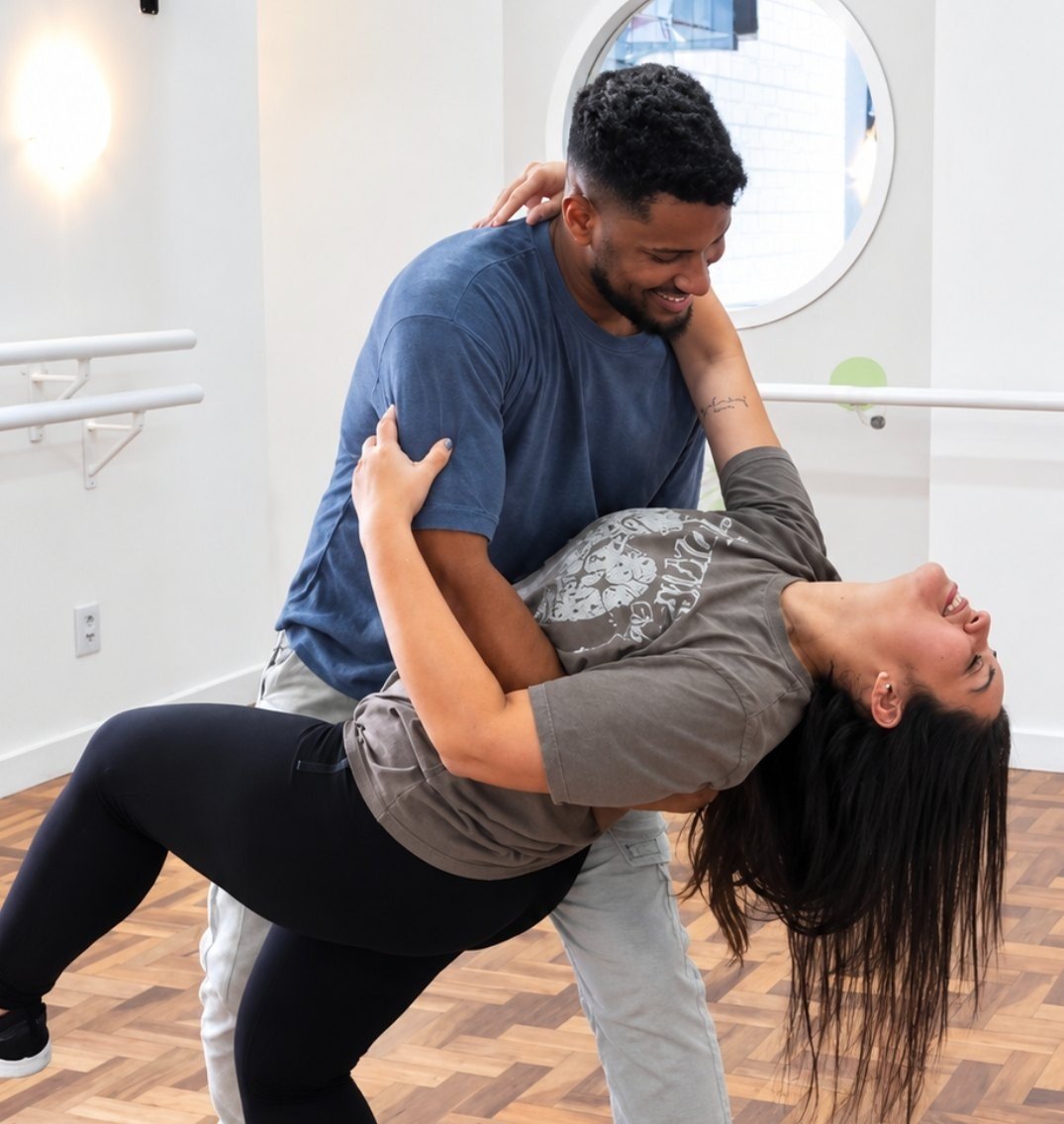 Pessoas aprendendo ritmo na dança
