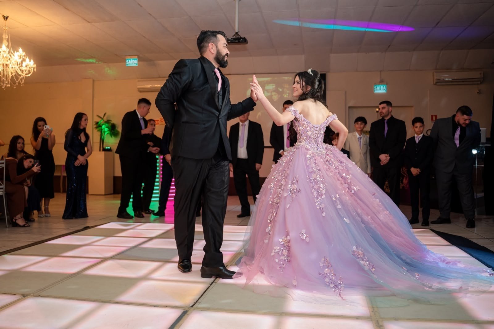 Debutante girando o vestido na valsa de 15 anos