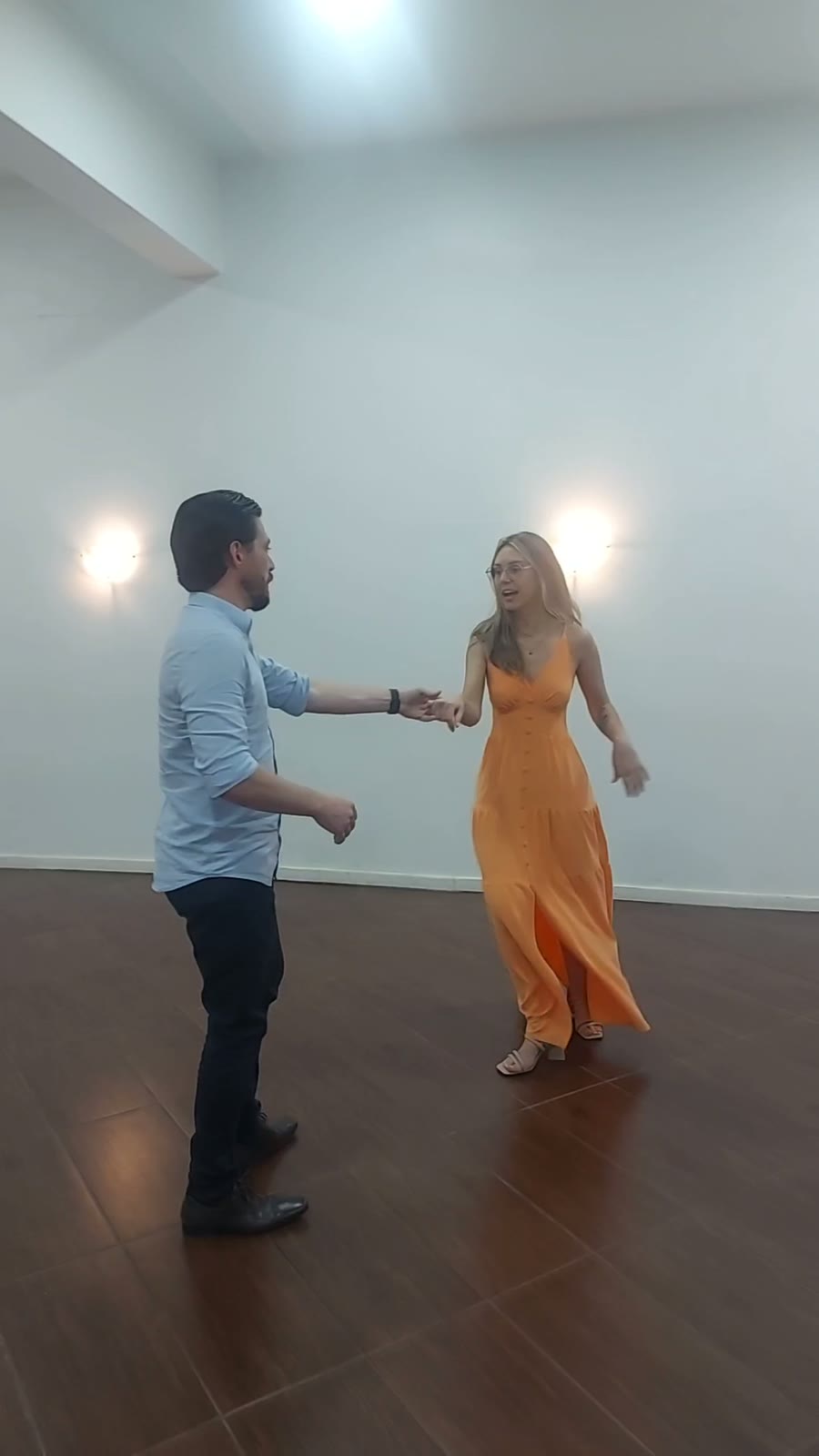 Casal ensaiando no estúdio pela primeira vez